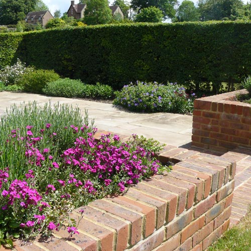 Path and steps to link the garden to the house